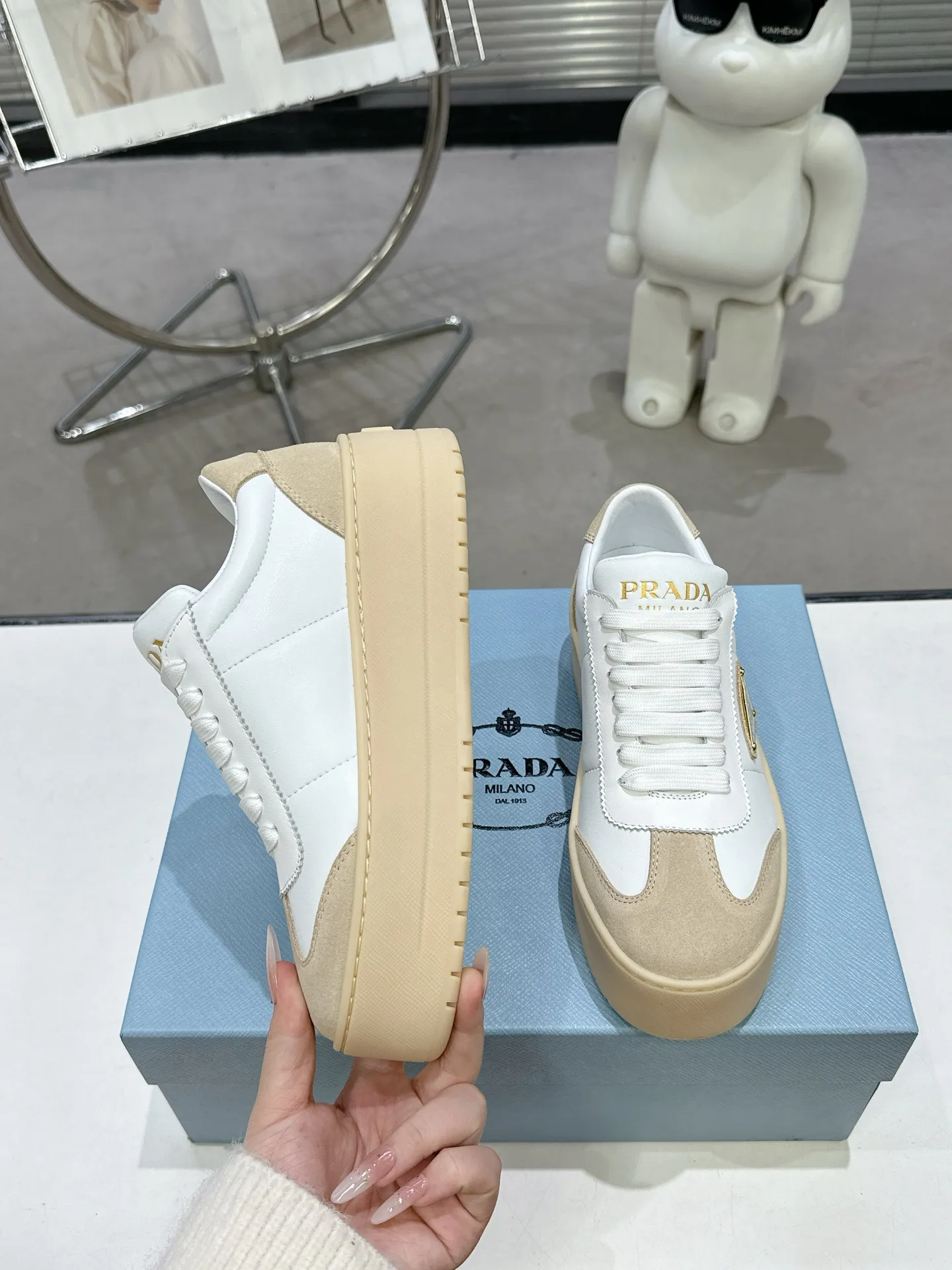 👟👟Ex-factory price 600👟👟 Prada Latest Downtown Bold series Thick-soled Platform Shoes Triangle Logo Casual Sports Shoes White Shoes Original purchase, development and production Downtown Bold sneakers are inspired by the basketball shoes of the 1980s, with sporty design and exquisite details. Crafted from perforated leather, the statement platform sole provides a unique, modern style. The Prada logo is interpreted from different angles, decorated with the iconic enameled triangular metal logo, highlighting the unique classic style. Exquisite packaging at the delivery counter🛍📦 ▪️Fabric: Original custom imported first-layer cowhide ▪️Inner lining: Original imported sheepskin ▪️Outsole: Original open-molded ultra-light foam material ▪️Sole thickness: 4.5CM ▪️Size: Women's 35-40